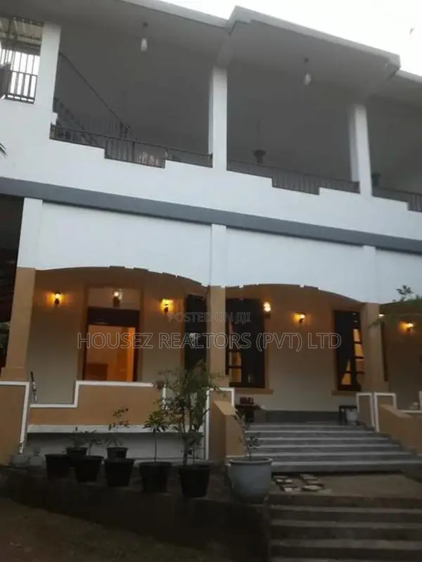 Spacious 6-Bedroom House - Nittambuwa