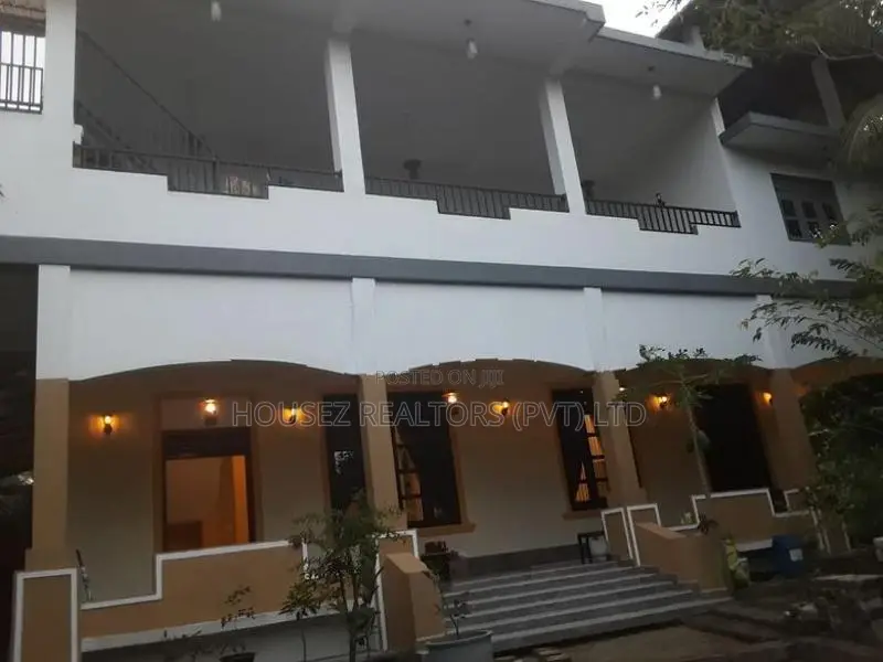 Spacious 6-Bedroom House - Nittambuwa