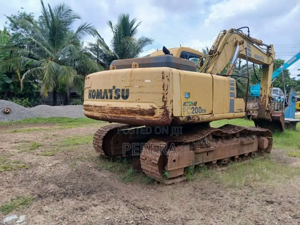 Komatsu PC200 2002 Heavy-Duty (Used)